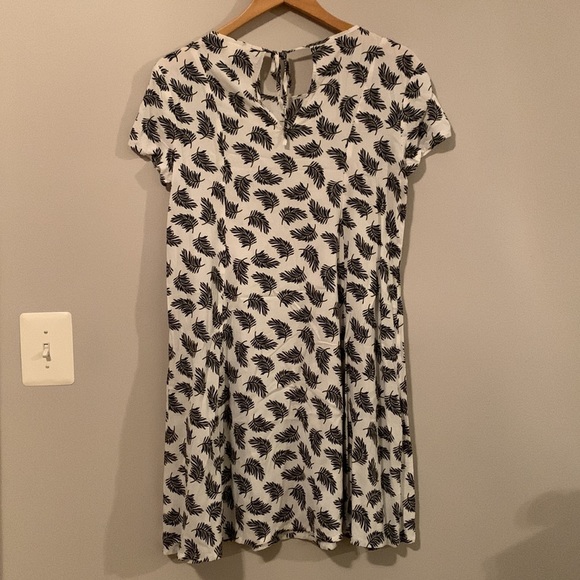 Back and white feather swing dress - Picture 5 of 7